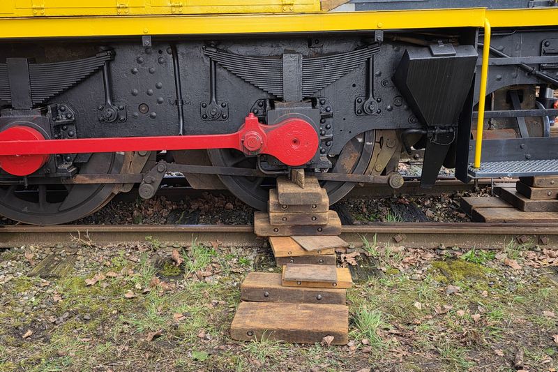 Museumlocomotief 605 van het Spoorwegmuseum herspoord door Incidentenbestrijders van ProRail